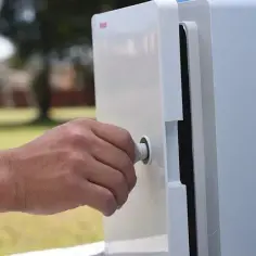 Jak zasłonić skrzynkę elektryczną? Proste sposoby na estetykę i bezpieczeństwo