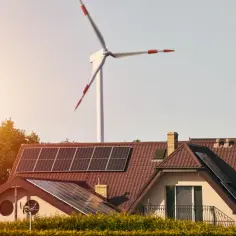 Elektrownia wiatrowa czy panele fotowoltaiczne - co wybrać, by zaoszczędzić?