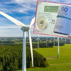 Wiatraki na tle zielonego krajobrazu z nałożonym licznikiem energii i banknotami.