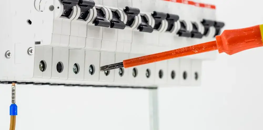 Zdjęcie Jak rozpoznać spalony bezpiecznik w domu i uniknąć problemów z prądem