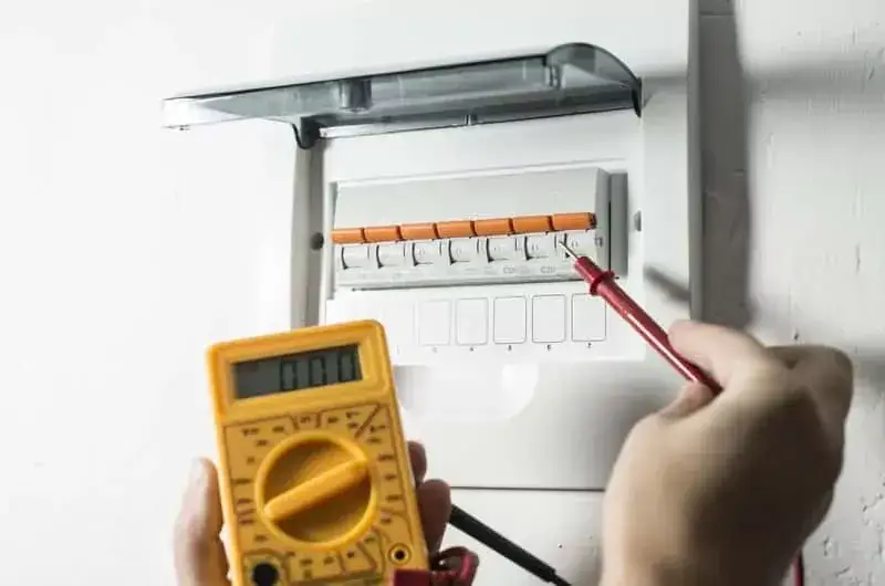 Zdjęcie Jak wyjąć bezpiecznik bez ryzyka uszkodzenia instalacji elektrycznej