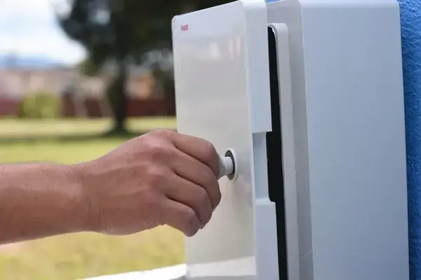 Jak zasłonić skrzynkę elektryczną? Proste sposoby na estetykę i bezpieczeństwo