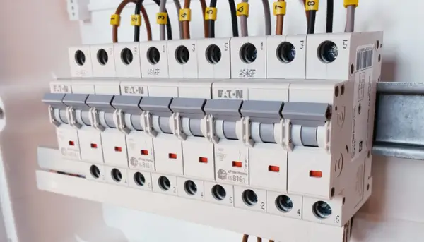 Bezpiecznik B10 co oznacza i jak chroni Twoje instalacje elektryczne