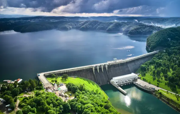 Woda jako źródło energii w elektrowni wodnej - jak to działa?